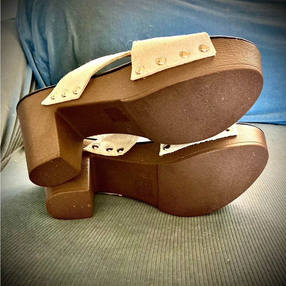 NWOB-TINSTREE Cross-Strap design 3”  Heel Sandals-White, Comfortable